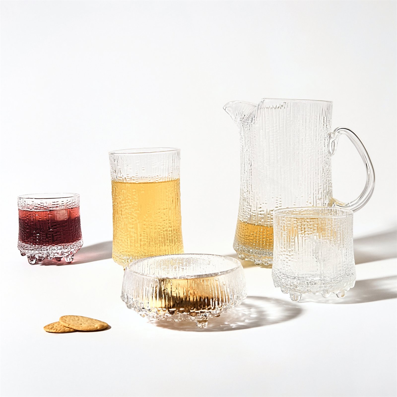 얼음처럼 굴곡진 표면의 Iittala Ultima Thule 유리잔