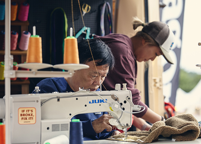 Patagonia Worn Wear 작업자가 의류를 수선하는 과정